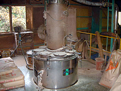 混合ミキサーに木粉を投入し、回転羽根の摩擦熱により乾燥。その後、PPを投入し、混合溶解。
